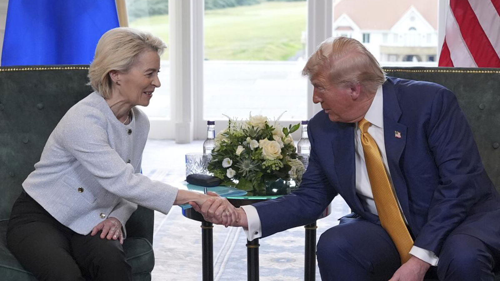 Διατλαντική συμφωνία: Ε.Ε. και ΗΠΑ «έδωσαν χέρια» για τους δασμούς